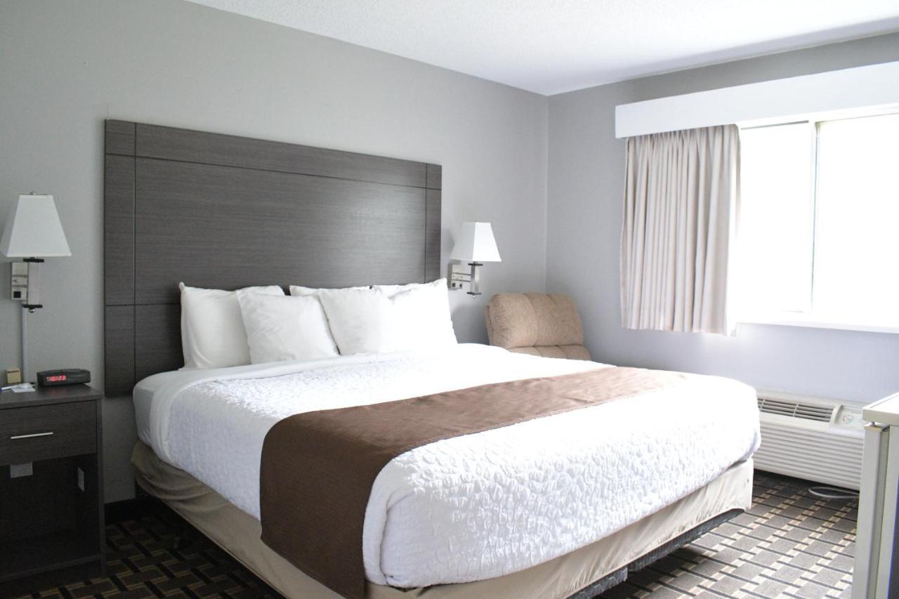 Adams Inn And Suites Екстериор снимка