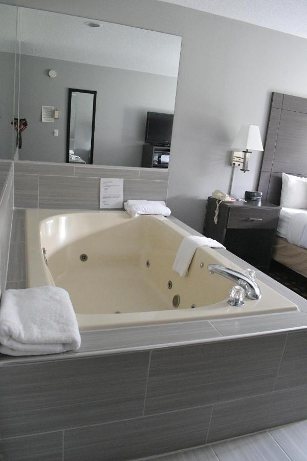 Adams Inn And Suites Екстериор снимка