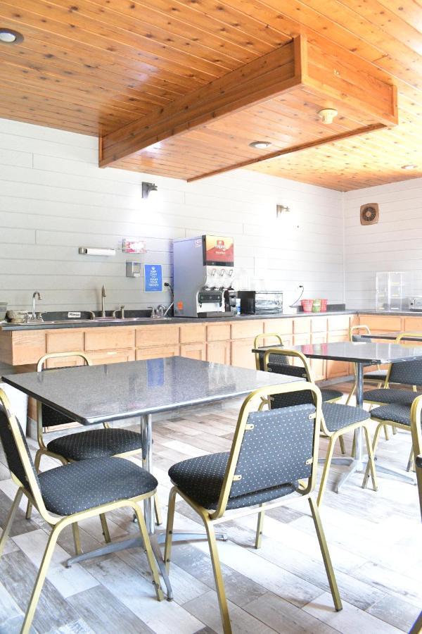 Adams Inn And Suites Екстериор снимка