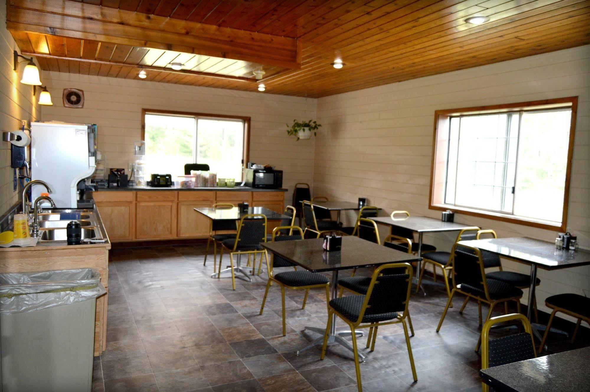 Adams Inn And Suites Екстериор снимка