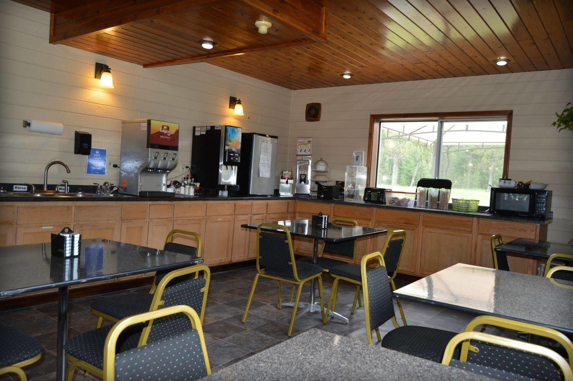 Adams Inn And Suites Екстериор снимка