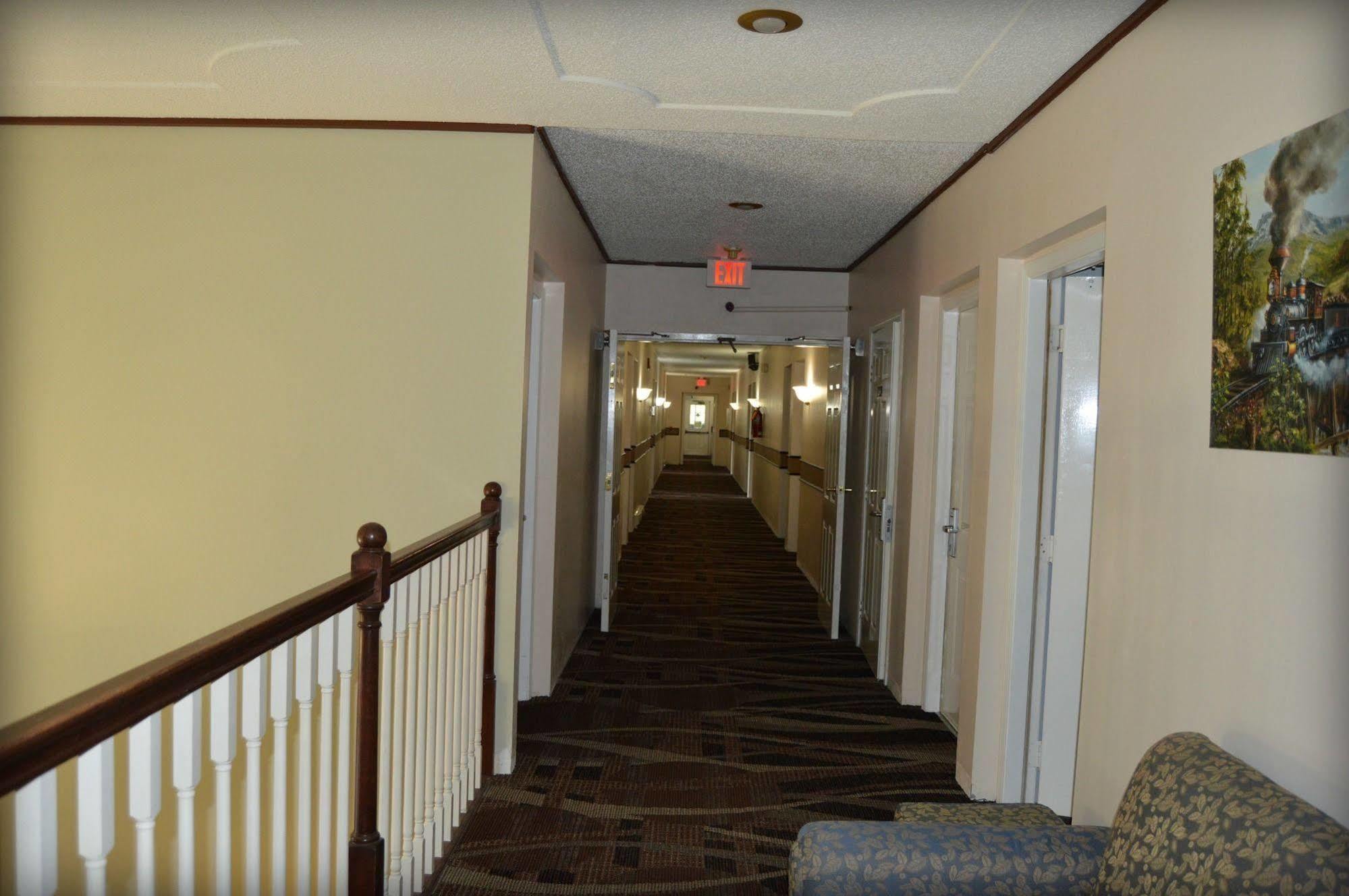 Adams Inn And Suites Екстериор снимка
