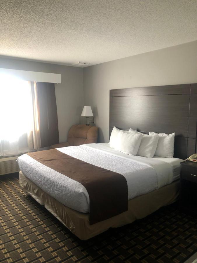 Adams Inn And Suites Екстериор снимка