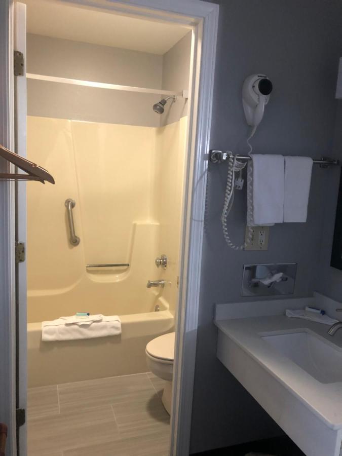 Adams Inn And Suites Екстериор снимка