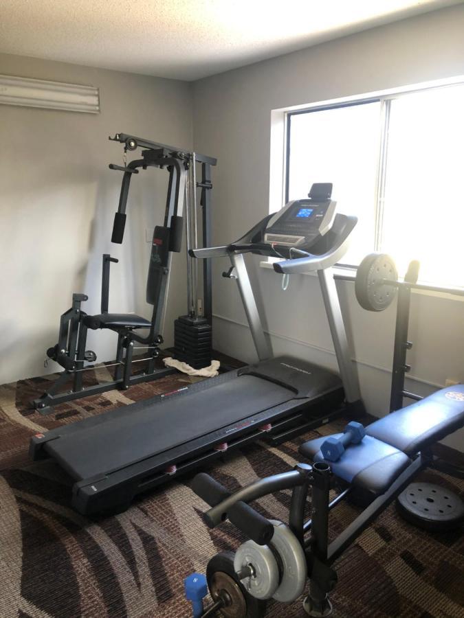 Adams Inn And Suites Екстериор снимка